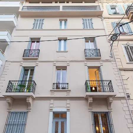 Suffren Yhoost Apartment